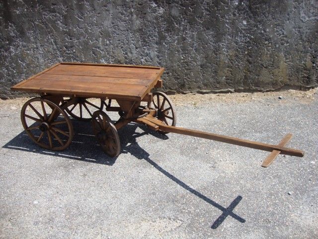 Carroça antiga em madeira