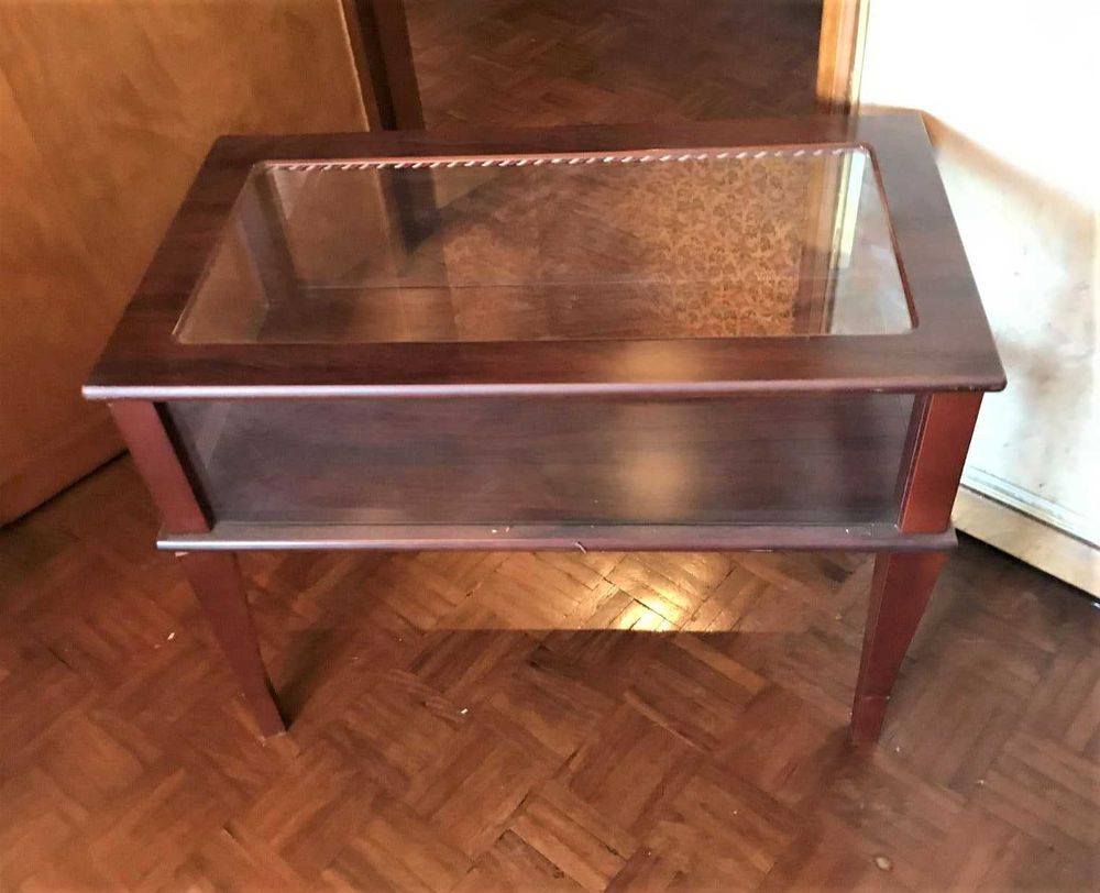 Mesa vitrine em madeira