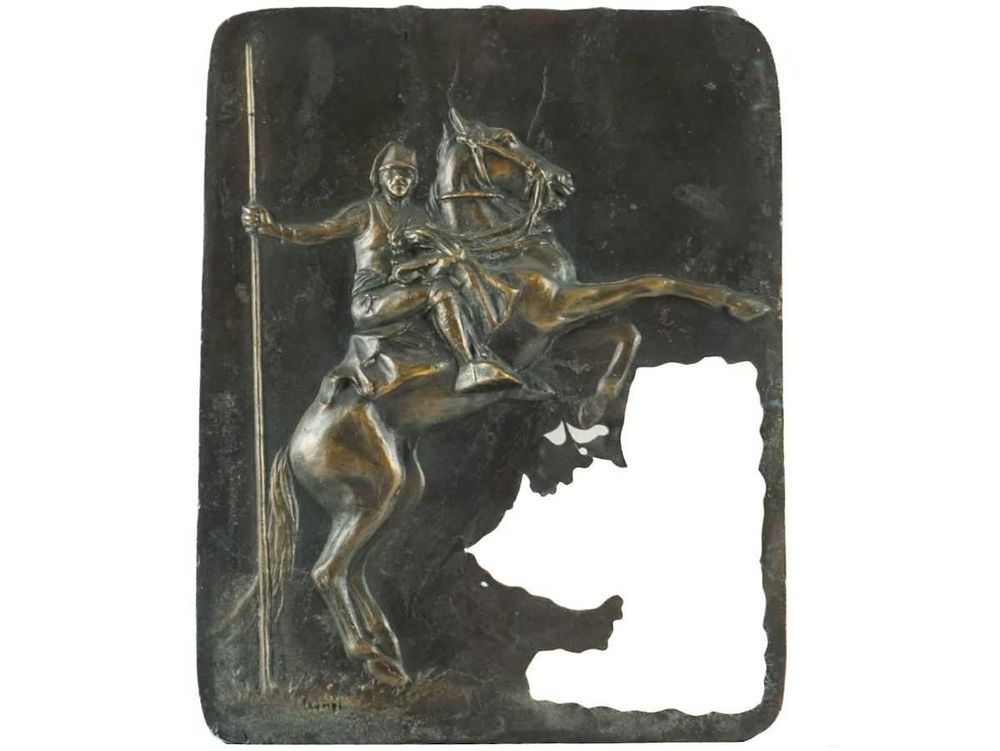 Placa em bronze, assinado Leonel