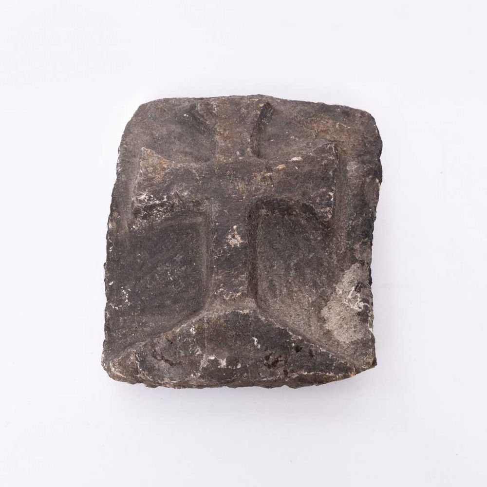 Fragmento em granito com crucifixo